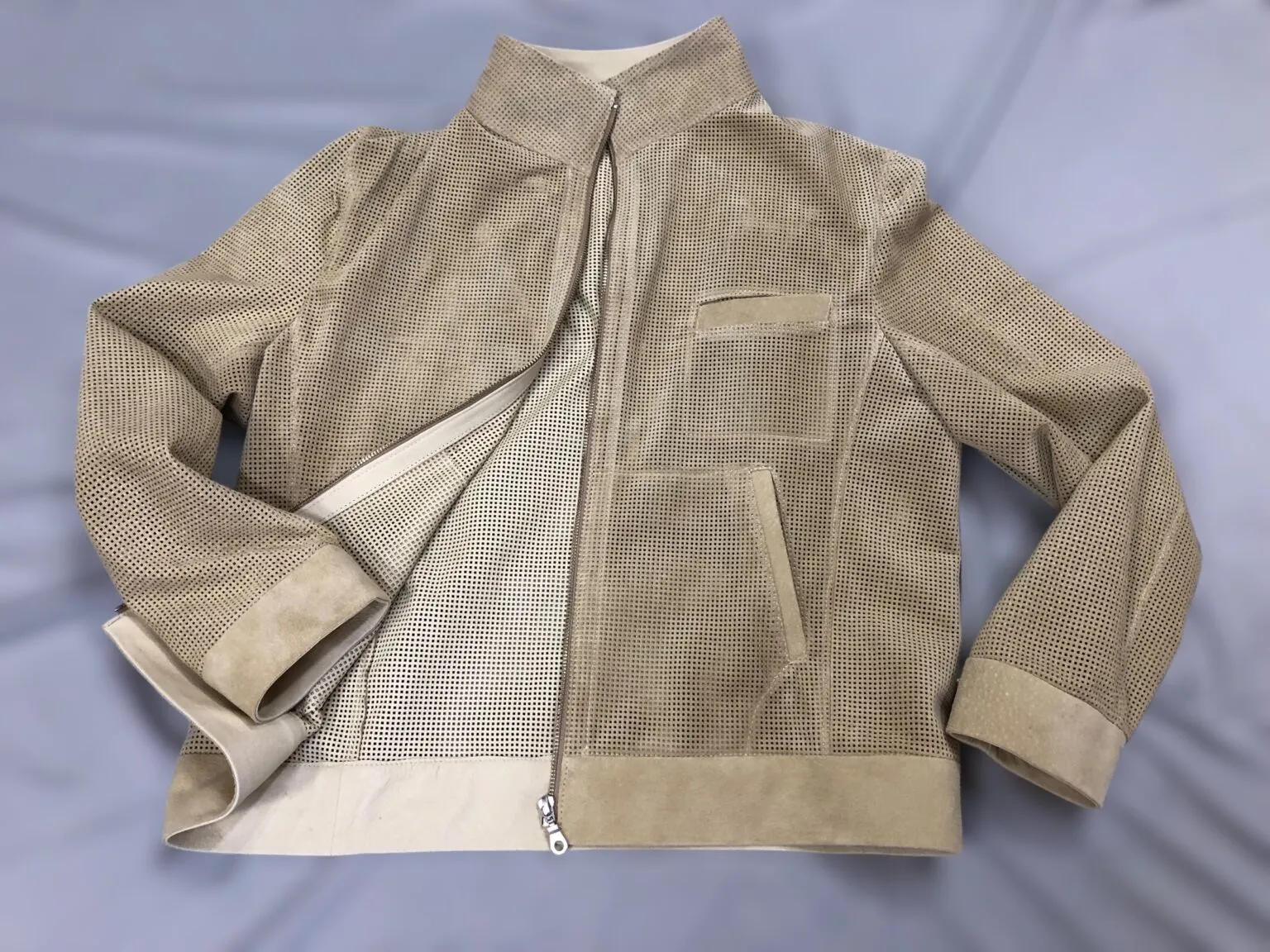 夏でも着れるパンチ革ジャケット