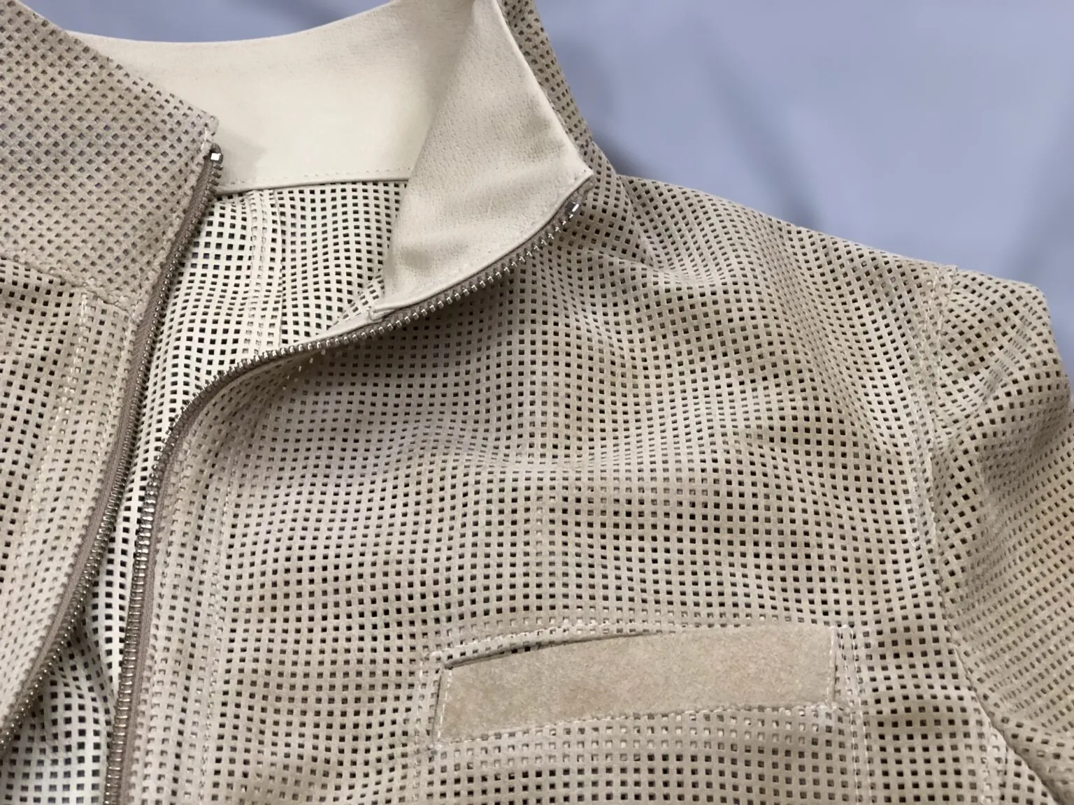 夏でも着れるパンチ革ジャケット