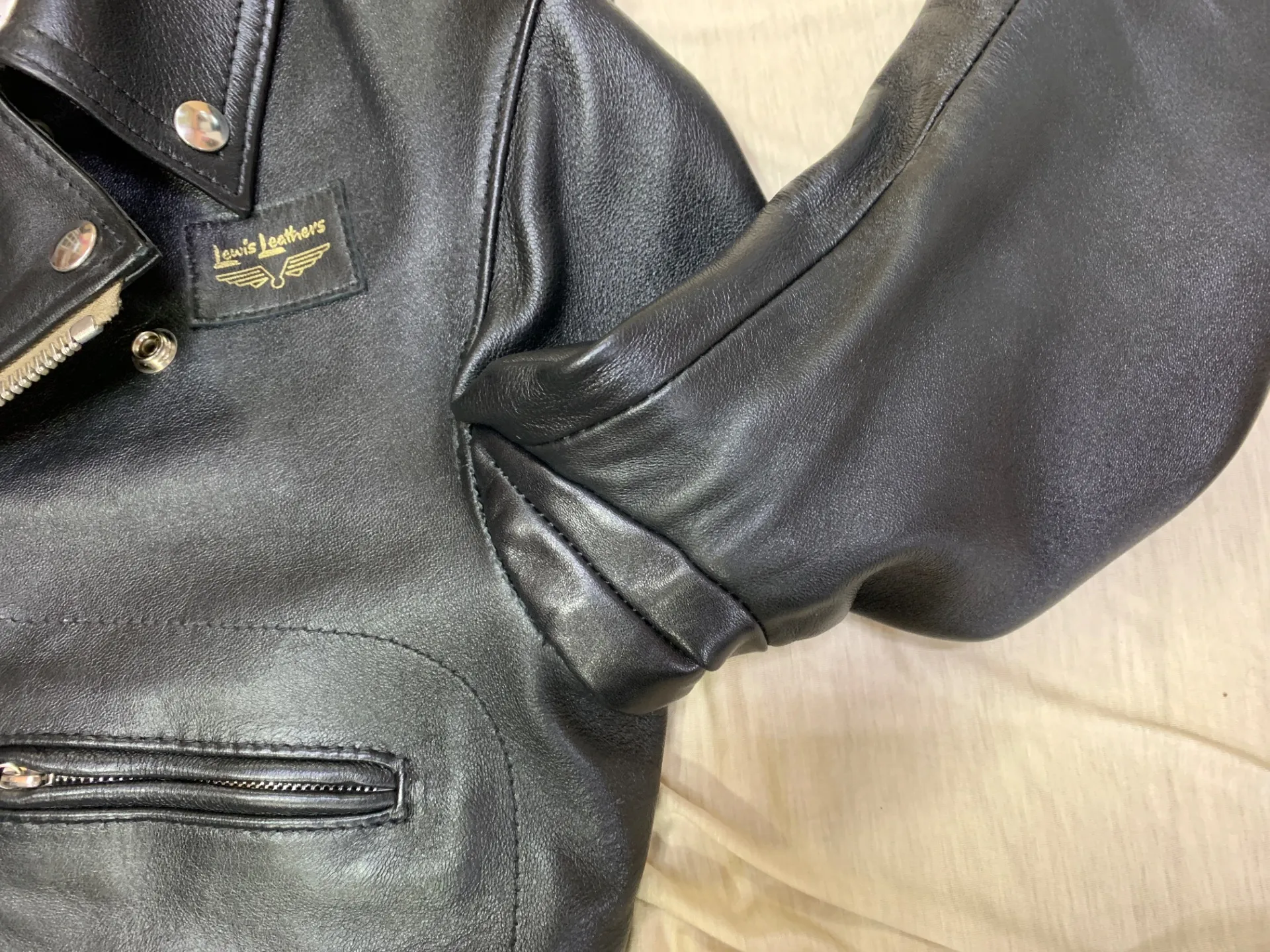 革ジャンで腕が上がりにくい場合